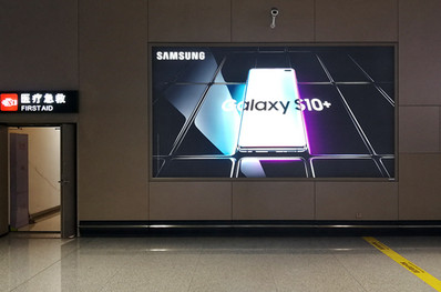 哈尔滨机场国内行李提取大厅出口两侧灯箱广告