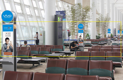 厦门机场F2二层出发候机厅座椅区充电柱灯箱广告