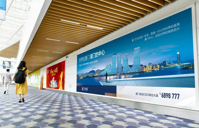 厦门机场F1一层到达指廊墙面灯箱广告