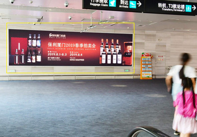 厦门机场F1一层行李提取厅到达扶梯下LED屏广告
