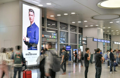 厦门机场F1一层迎客厅出口墙面灯箱广告