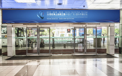 珠海机场一层到达迎宾厅门楣灯箱广告