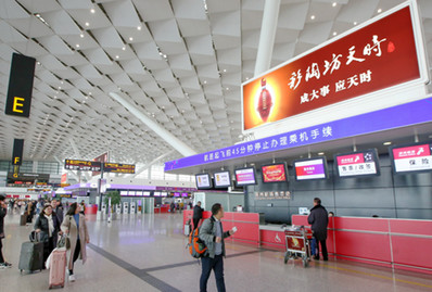 郑州机场四层出发入口岛头灯箱广告