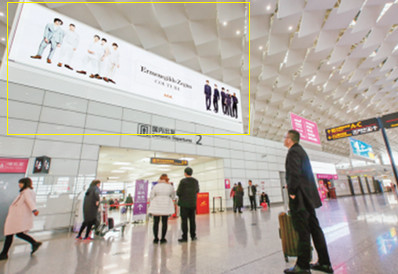 郑州机场四层出发办票大厅安检通廊上方横版灯箱广告