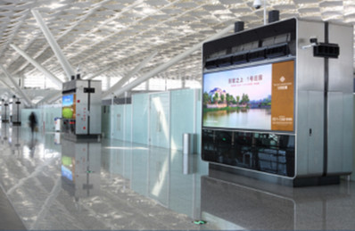郑州机场四层出发安检后风塔灯箱广告