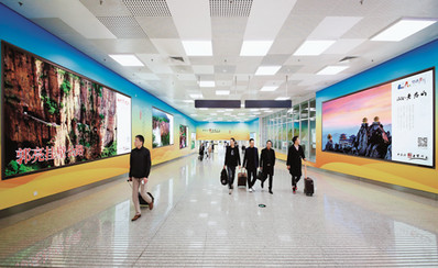 郑州机场二层国内到达北汇聚通廊墙面灯箱广告