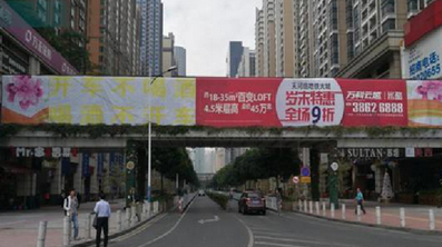 广州兴盛路风情街路口廊桥户外大牌广告