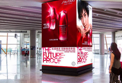 北京首都机场T3国际出发免税区交叉路口电子包柱广告