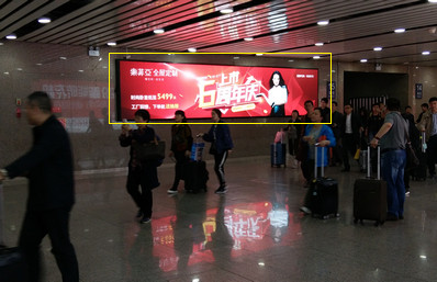 北京西站出站通道壁挂数字灯箱广告