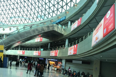 广州东站进站二层三层环形大厅墙画广告广告