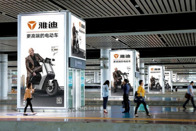 南宁东站站台层无障碍电梯背面灯箱广告