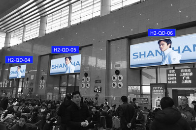 武昌站二层候车大厅墙体灯箱广告