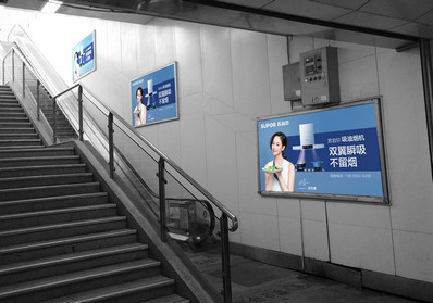 武昌站出站楼梯两侧灯箱广告