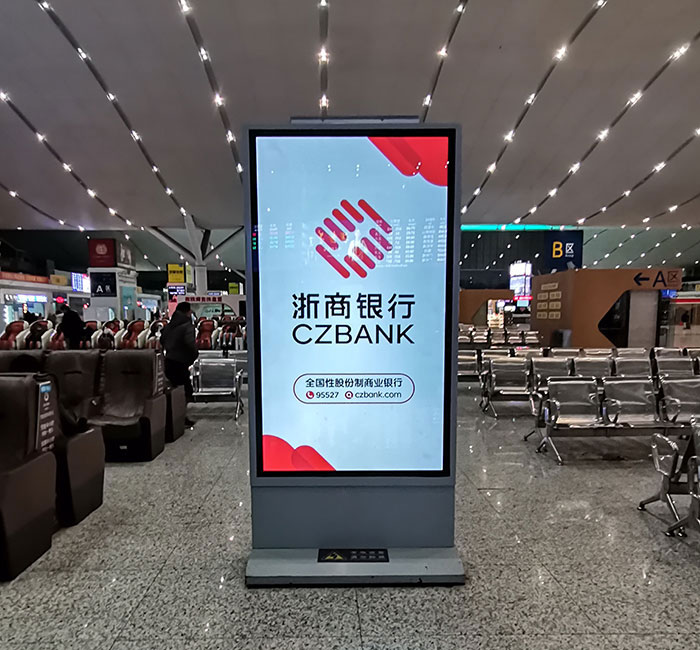 深圳高铁站刷屏机广告1