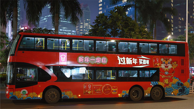 广州公交车广告又出新花样，发光巴士来了！