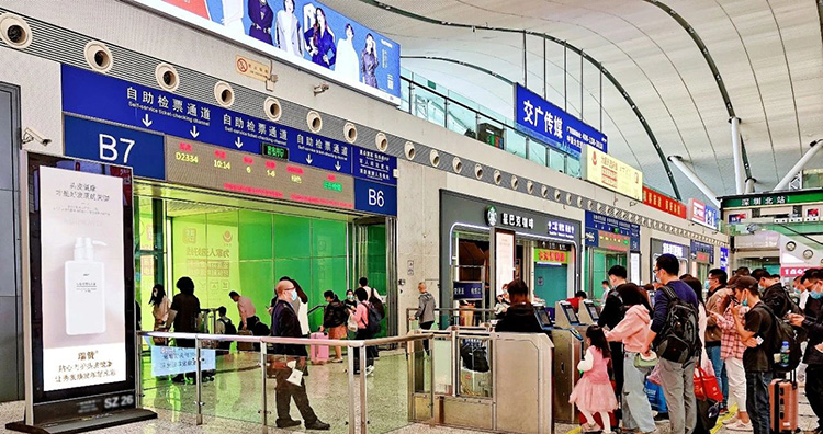 瑞赞深圳高铁站刷屏机广告1