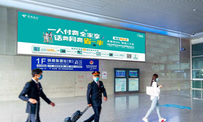 杭州东站一层扶梯壁挂灯箱广告