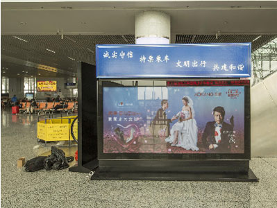 温州南高铁站一层候车大厅落地灯箱广告