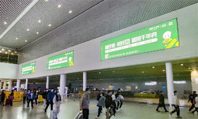 杭州东高铁站到达层磁浮区外墙面灯箱广告