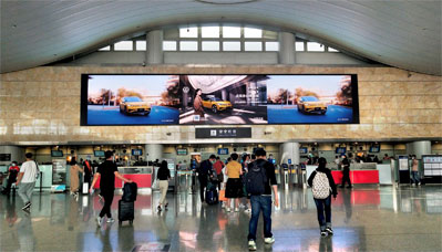 杭州机场T3国内安检口上方LED广告