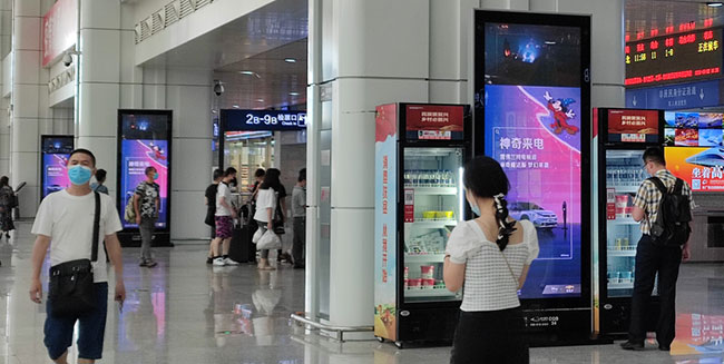 重庆高铁站候车大厅刷屏机广告