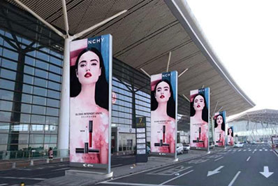天津机场落客区站立式灯箱广告