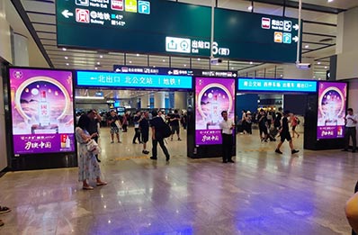 北京南站到达层LED刷屏机广告