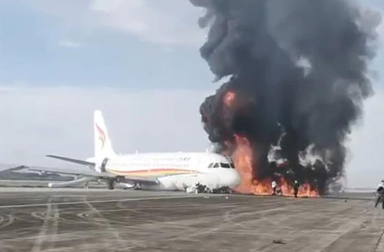 重庆江北机场一飞机航班冲出跑道起火