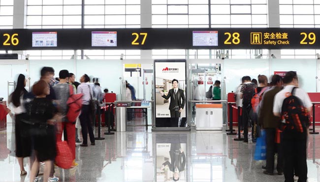 郑州机场出发安检前刷屏广告