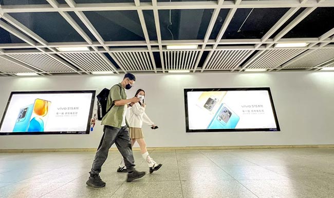 武汉地铁LED光源灯箱广告