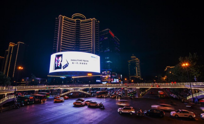 西安小寨国贸弧形LED大屏广告价格，西安小寨十字天桥地标大屏广告