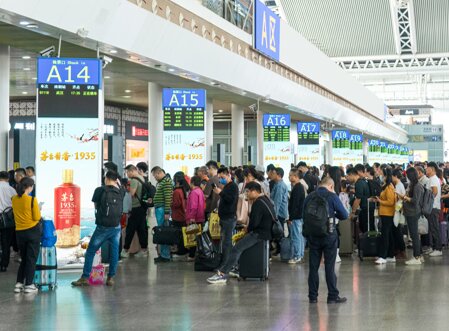 第一户外传媒-广州南站-三层出发厅检票口刷屏机 第一户外传媒-广州南站-三层出发厅检票口刷屏机