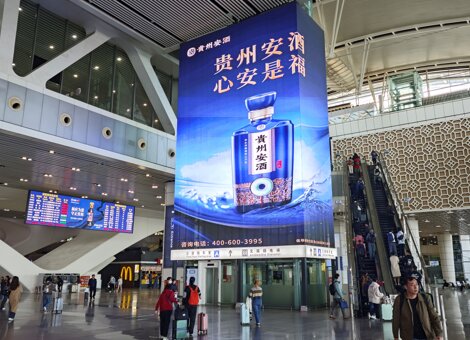 第一户外传媒-广州南站-西进站口南北两侧直梯透明LED屏 第一户外传媒-广州南站-西进站口南北两侧直梯透明LED屏