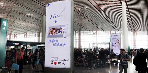 北京首都机场图腾灯箱广告