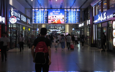 北京南站出站换乘层中央LED屏广告