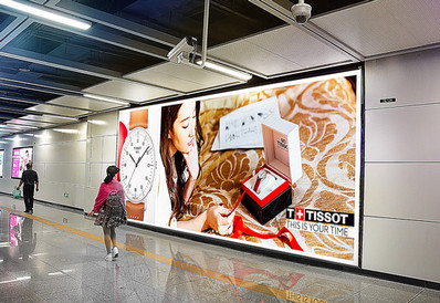 深圳地铁大型拉布灯箱广告