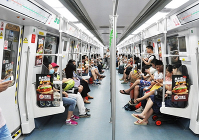 深圳地铁品牌列车广告