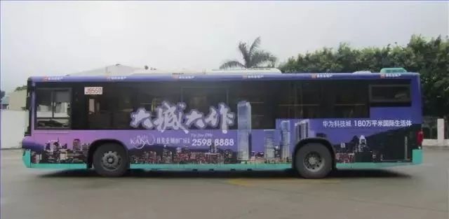 公交车身广告图