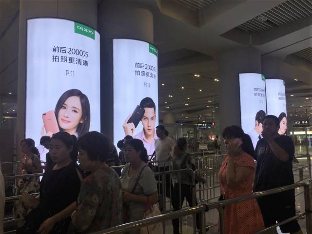 西安北站高铁站厅灯箱广告