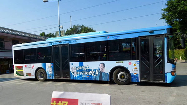深圳航空公交车身广告图