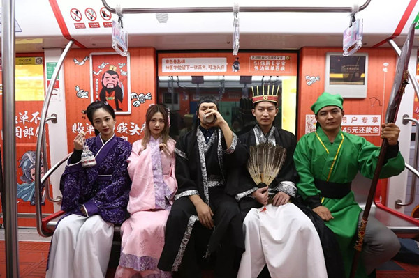见过那么多地铁广告后，年底又出了一个刷屏级的地铁广告