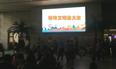 北京西站软席候车室北墙壁挂灯箱广告