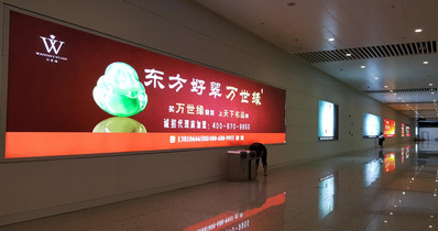 负二层候车室墙面灯箱广告
