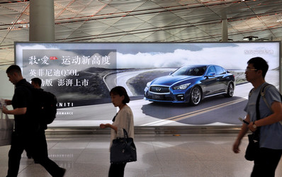 北京机场4F出发通廊右侧室内灯箱广告