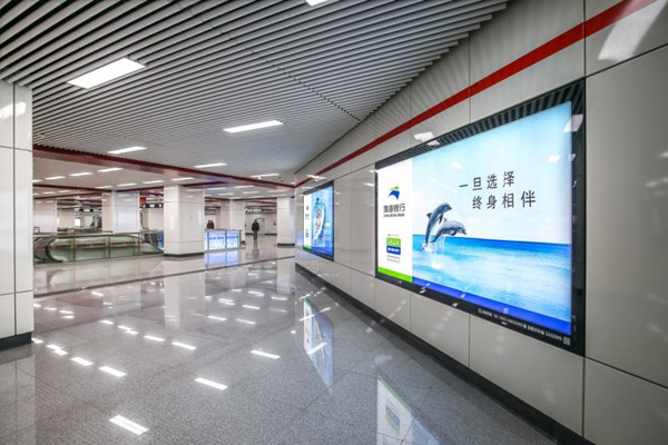 合肥地铁12封灯箱广告