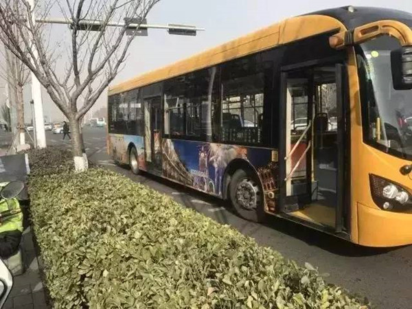新年将至，一批公交车穿上西海岸定制“新衣”