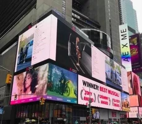 纽约地铁超狂广告　网友：肯伊真是爱妻狂魔!