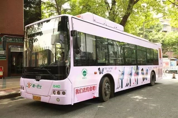 公交车身广告