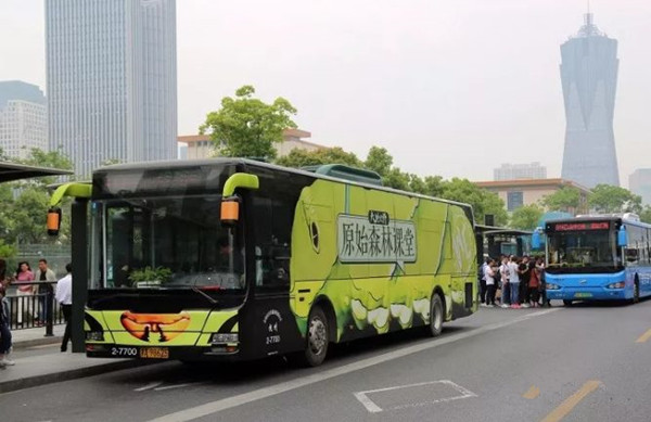 12米巨型毛毛虫公交车惊现街头!