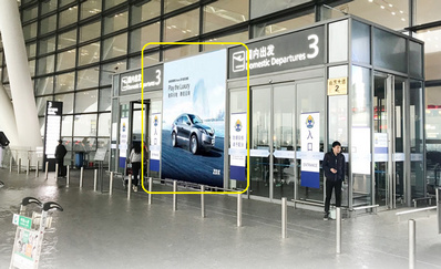 南京机场国内国际出发入口双面灯箱广告